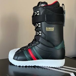 SUPERSTAR ADV BOOT 'BLACK MINERAL GREEN SCARLET'